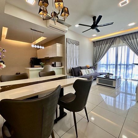 Takuro Homestay Петалинг Джая Екстериор снимка