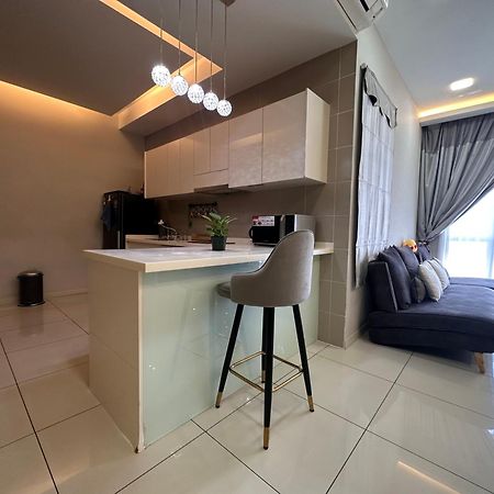 Takuro Homestay Петалинг Джая Екстериор снимка